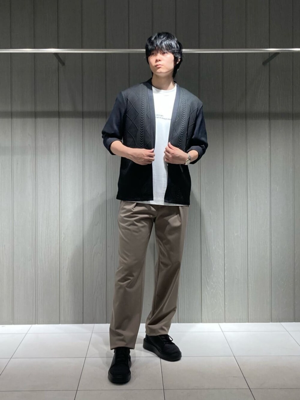 ブラック系のカーディガン/ボレロ、ホワイト系のTシャツ/カットソーを着用したメンズの春コーディネートの1枚目の写真