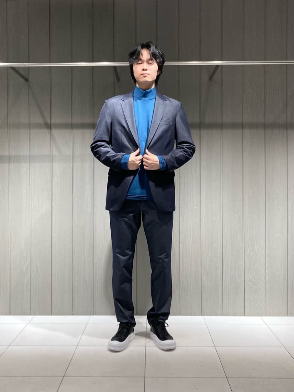 ブルー系のデニムジャケット、ブルー系のその他パンツを着用したメンズの春コーディネートの1枚目の写真