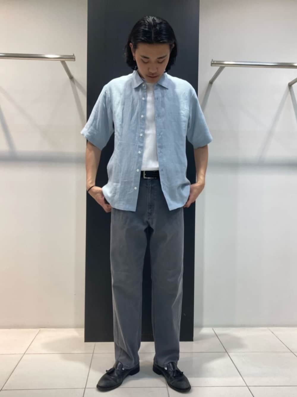 ホワイト系のTシャツ/カットソー、ブルー系のシャツ/ブラウス、グレー系のその他パンツを着用したメンズの春コーディネートの1枚目の写真