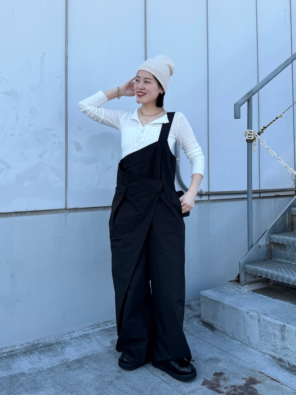 「ear PAPILLONNERのワンショルダーラップサロペット【SUM1 STYLE(スミスタイル)】（サロペット/オーバーオール、ブラック系）」を使った、uchidatsukoさん（骨格ナチュラル・レディース・158cm）の春コーディネートの1枚目の写真