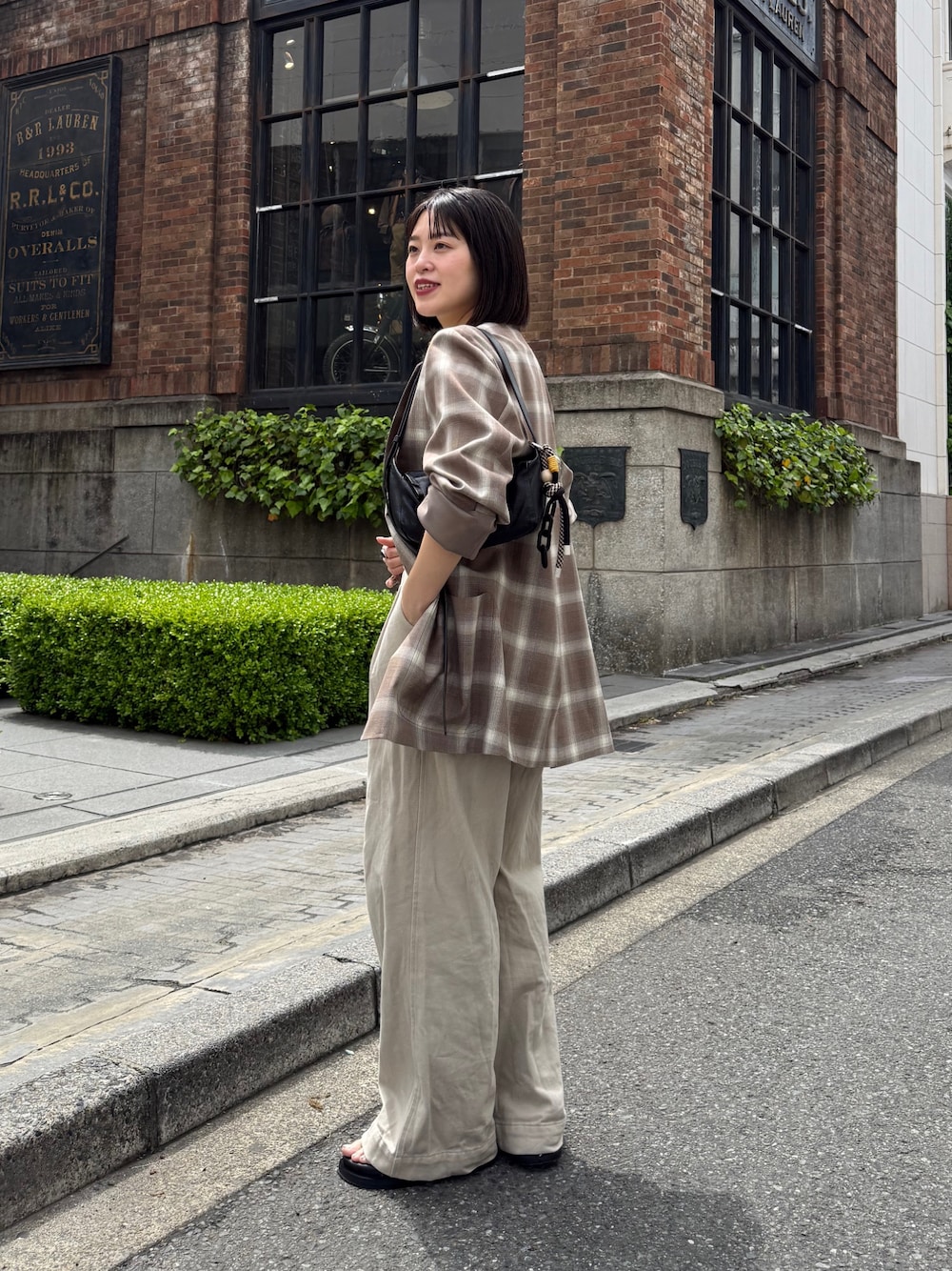 「ショルダーバッグ、大人カジュアル」｜「ear PAPILLONNERの《本革/ミニマムサイズ/軽量》ボックスショルダーバッグ（ショルダーバッグ、ブラック系）」を使った、uchidatsukoさん（骨格ナチュラル・レディース・158cm）の春コーディネートの1枚目の写真