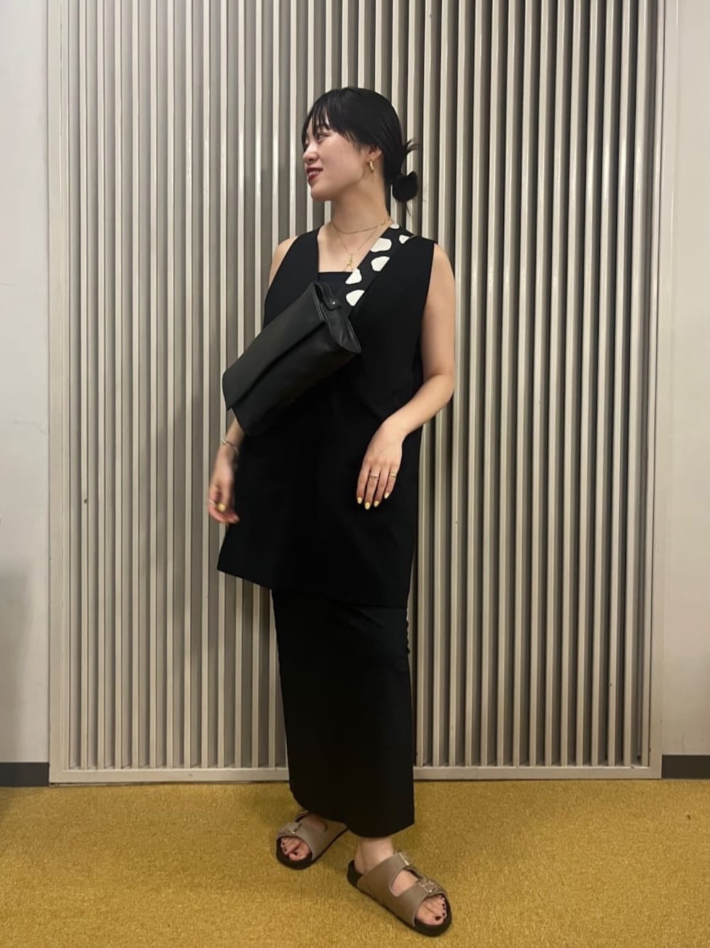 「ear PAPILLONNERの《本革》柄ワイドテープショルダーバッグ/ボディバッグ（ショルダーバッグ、ブラック系）」を使った、uchidatsukoさん（骨格ナチュラル・レディース・158cm）の夏コーディネートの1枚目の写真
