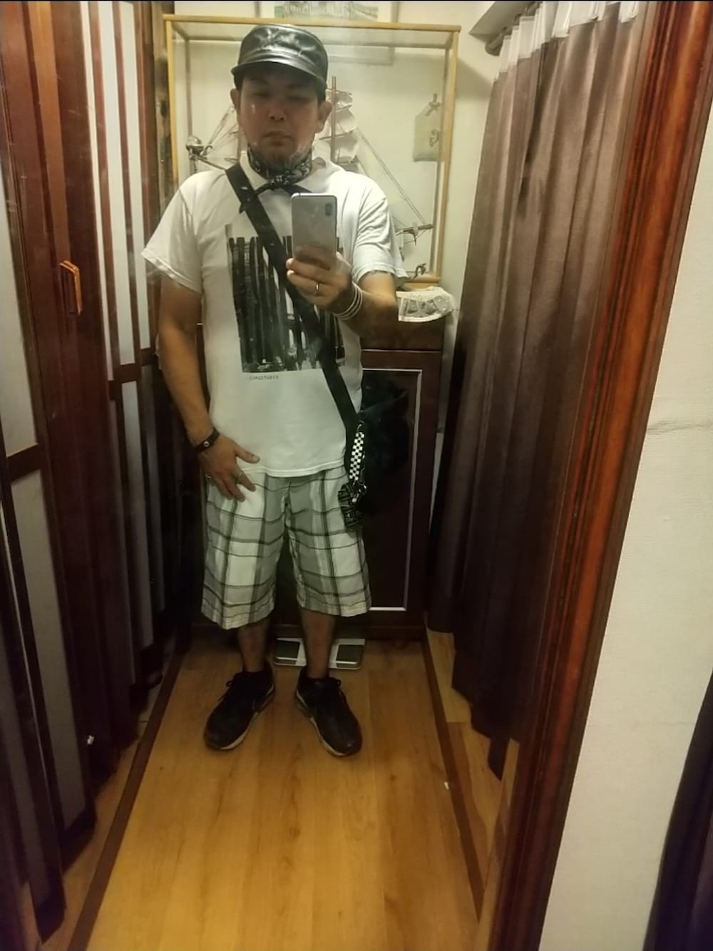 ブラック系のスニーカー、ホワイト系のその他パンツ、ホワイト系のTシャツ/カットソーを着用したメンズの秋コーディネートの1枚目の写真