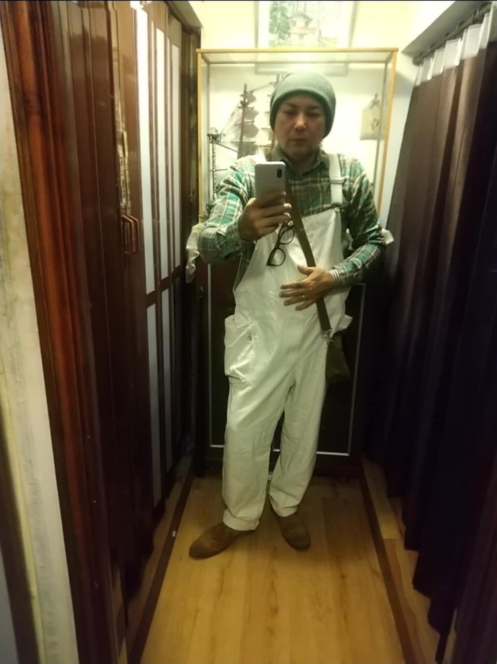 ブラウン系のブーツ、ホワイト系のサロペット/オーバーオール、グリーン系のシャツ/ブラウスを着用したメンズの秋コーディネートの1枚目の写真