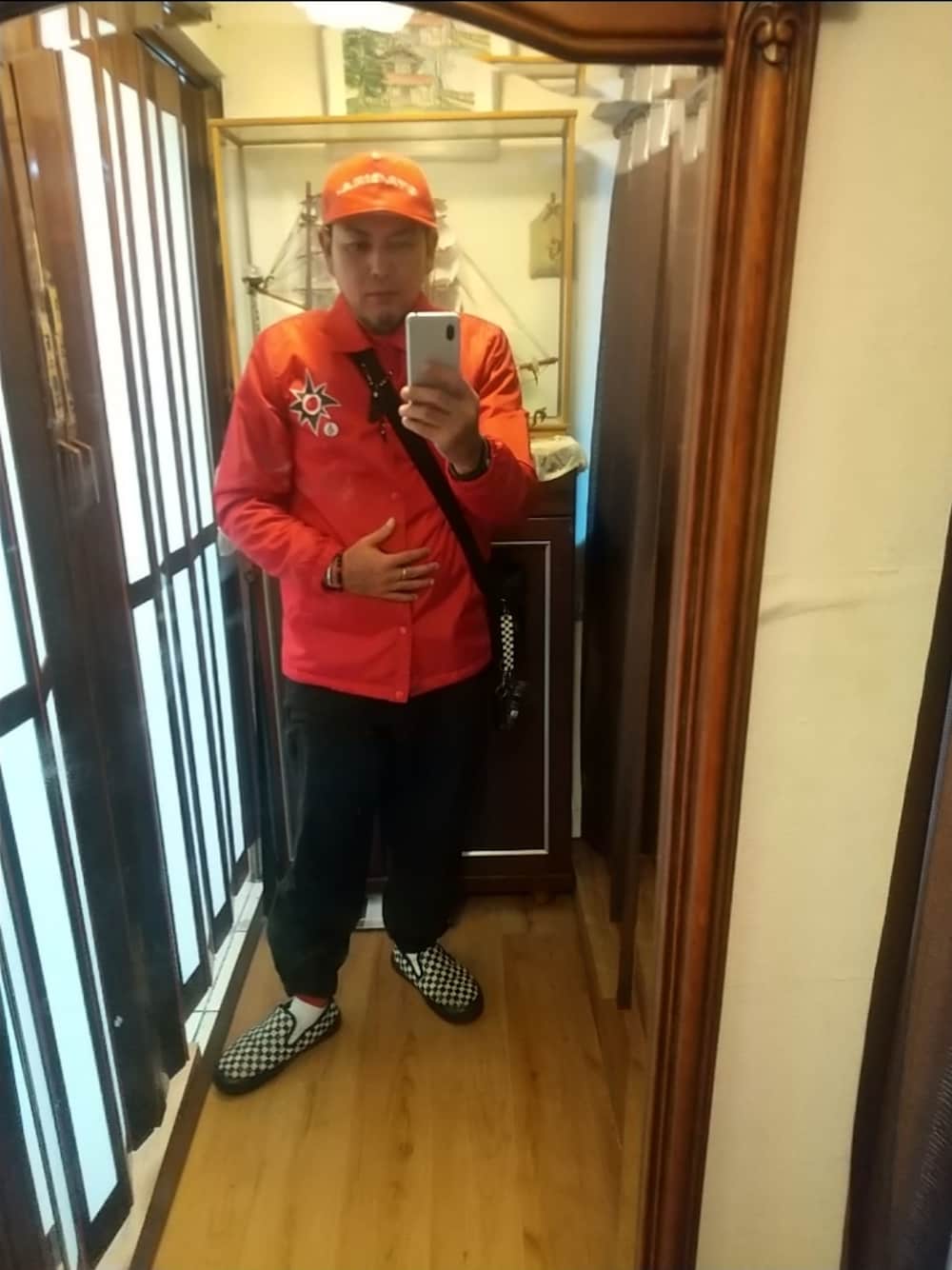 ホワイト系のスニーカー、ブラック系のその他パンツ、ブラック系のショルダーバッグを着用したメンズの秋コーディネートの1枚目の写真