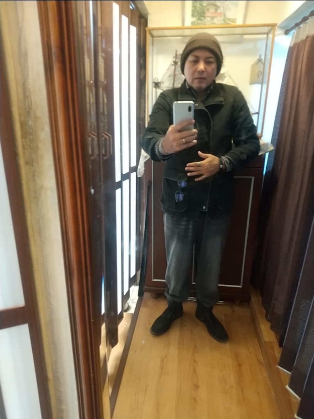 ブラック系のブーツ、グレー系のスウェットパンツ、ブラウン系のミリタリージャケットを着用したメンズの秋コーディネートの1枚目の写真