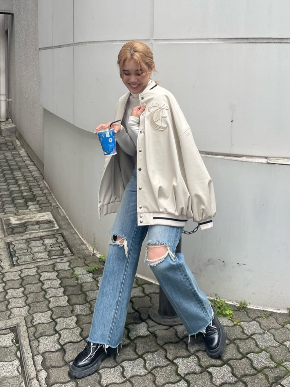 「MARK STYLER、ブルゾン、EVRIS、選抜１、デニムコーデ、162cm」｜「EVRISのリブラインロゴスタジャン（スタジャン、ホワイト系）」を使った、YUUKA さん（レディース・162cm）の秋コーディネートの1枚目の写真