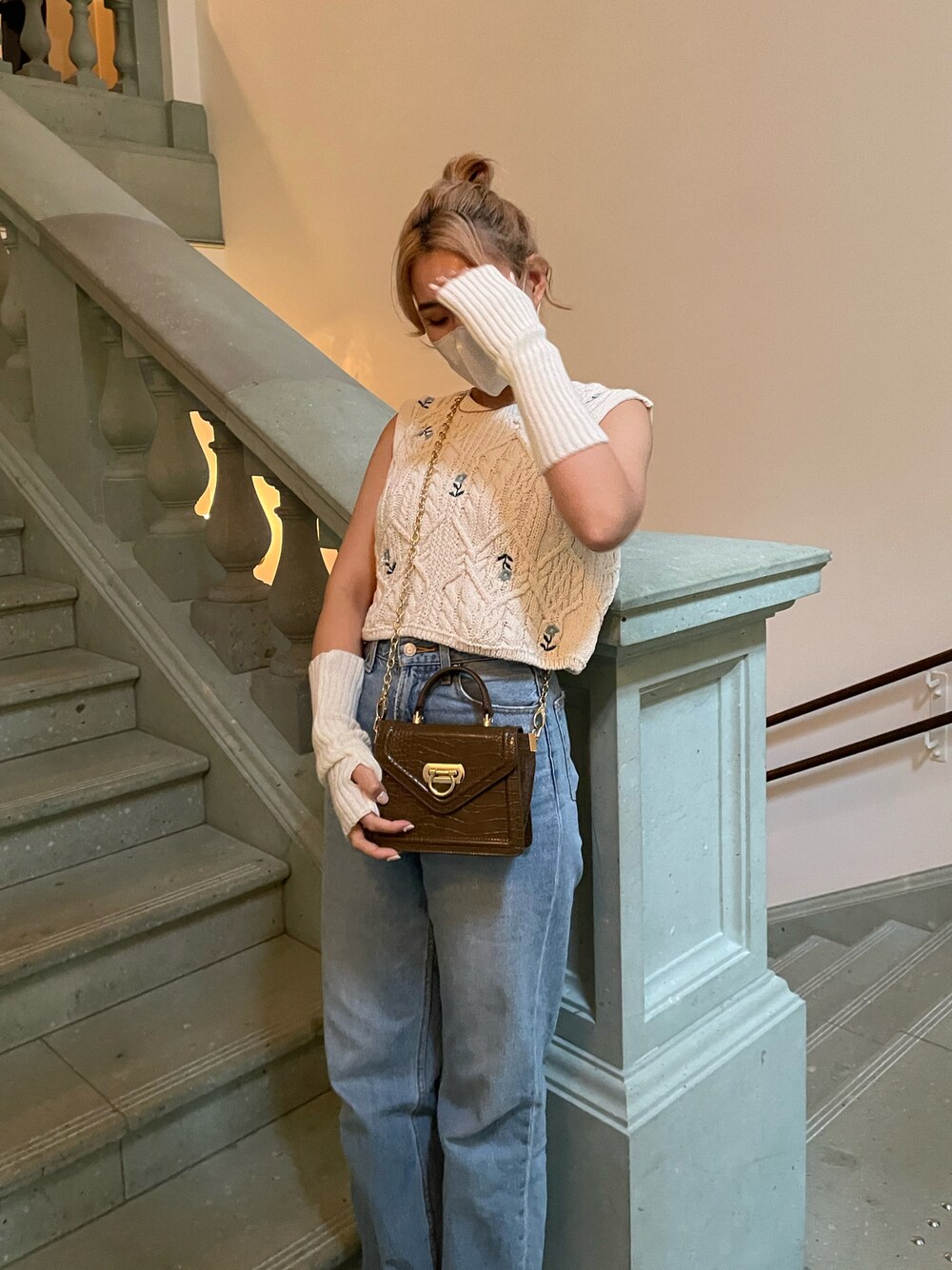 「秋服、アームウォーマー、ZARA、EVRIS、デニムパンツ、秋コーデ、オトナ女子、初秋コーデ、休日コーデ、デートコーデ、モテコーデ、ワイドデニム、大人カジュアル、ショルダーバッグ、プチプラ」｜「EVRISの【ハイウエスト】simple wide デニムパンツ（デニムパンツ、ブルー系）」を使った、YUUKA さん（レディース・162cm）の秋コーディネートの1枚目の写真
