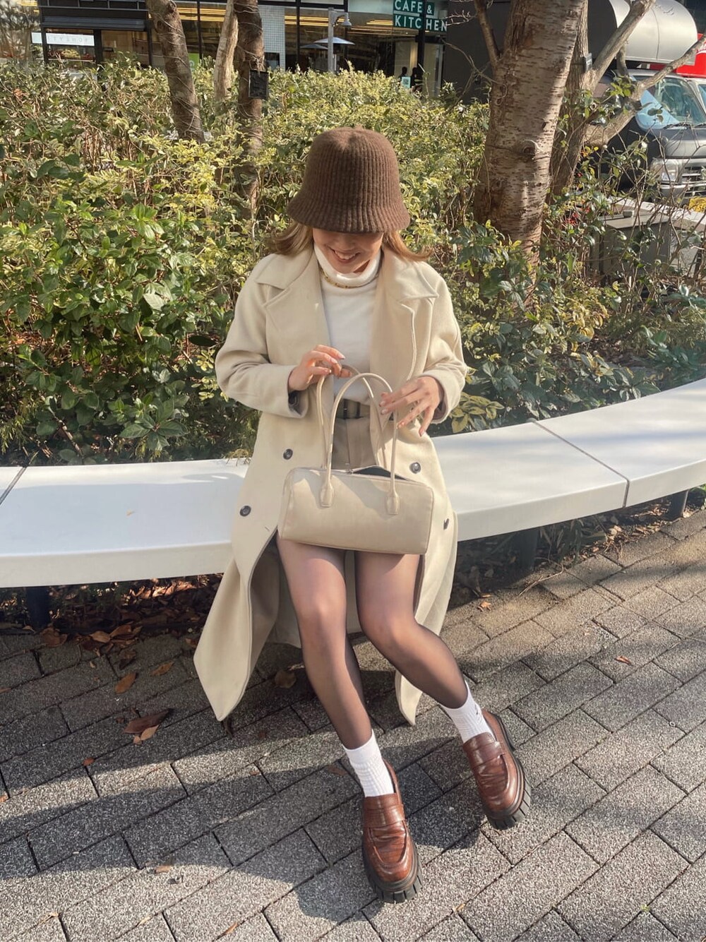 「ハンドバッグ、選抜、レザーパンツ、162cm、タートルネック、ホワイトコーデ、EVRIS、ワントーンコーデ、海外風コーデ、春コーデ、ローファー、大人カジュアル、バケットハット、ロングコート」｜「EVRISのフェイクウールロングチェスターコート（チェスターコート、ベージュ系）」を使った、YUUKA さん（レディース・162cm）の冬コーディネートの1枚目の写真