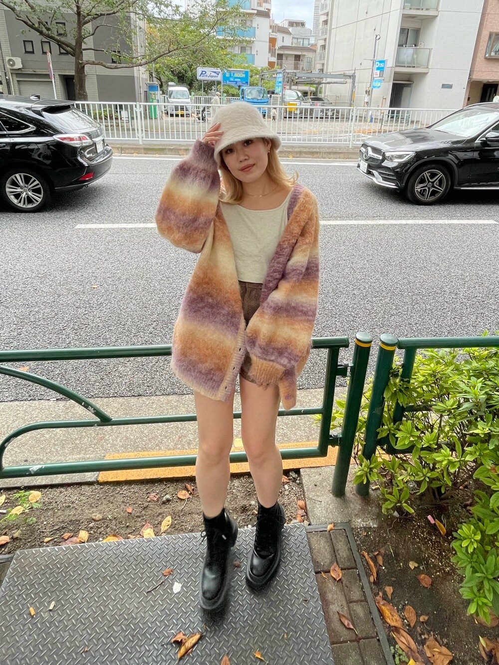 「秋冬コーデ、ビックシルエット、EVRIS、グラデーション、カーディガン、ブラウンコーデ、ツイードパンツ、ツイード、ワントーンコーデ、ファー帽子、いいね、save、フォローお願いします🤑、淡色コーデ、淡色女子、ワークブーツ、オーバーサイズ」｜「EVRISのスクエアネッククロップドトップス（Tシャツ/カットソー、グレー系）」を使った、YUUKA さん（レディース・162cm）の秋コーディネートの1枚目の写真