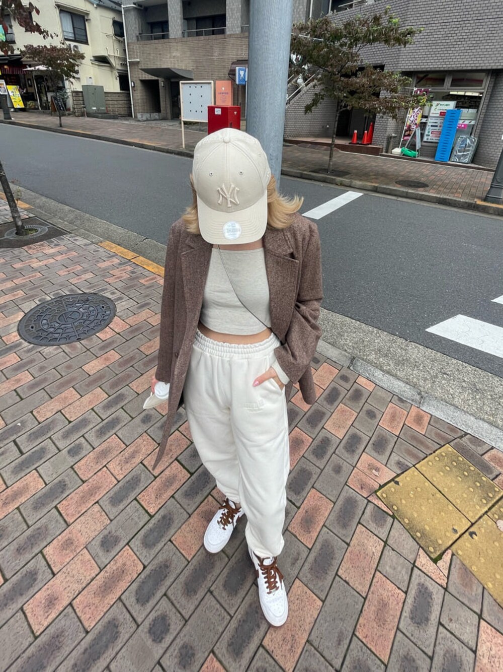 「ブラウンコーデ、ウールジャケット、MARK STYLER、162cm、ブラウン、選抜１、EVRIS」｜「EVRISのスクエアネッククロップドトップス（Tシャツ/カットソー、グレー系）」を使った、YUUKA さん（レディース・162cm）の秋コーディネートの1枚目の写真