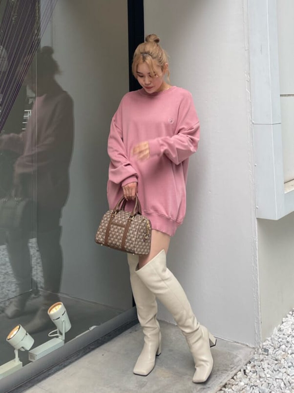 「秋コーデ、選抜１、サニーモチーフ、スウェット、EVRIS、162cm、MARK STYLER」｜「EVRISのSUNNYピグメントオーバーサイズプルオーバー（スウェット、ピンク系）」を使った、YUUKA さん（レディース・162cm）の秋コーディネートの1枚目の写真