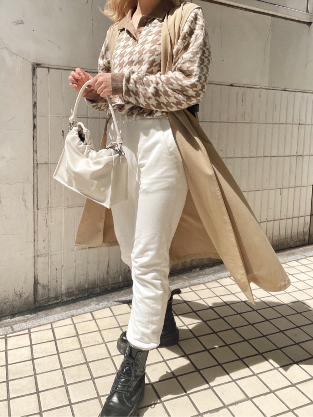 「EVRIS、春コーデ、162cm、選抜１、トレンチコート、スウェットパンツ、ポロニット、カジュアル」｜「EVRISの2WAYシャーリングBAG（ショルダーバッグ、ホワイト系）」を使った、YUUKA さん（レディース・162cm）の春コーディネートの1枚目の写真