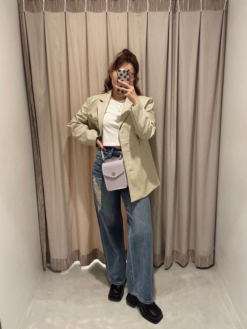 「ワイドパンツ、選抜、ショルダーバッグ、EVRIS、162cm、春コーデ、ダメージデニム、レザージャケット、ワイドデニム、ローファー、大人カジュアル、デニムコーデ、カジュアルコーデ」｜「EVRISのレザーライクステッチジャケット（テーラードジャケット、ホワイト系）」を使った、YUUKA さん（レディース・162cm）の冬コーディネートの1枚目の写真