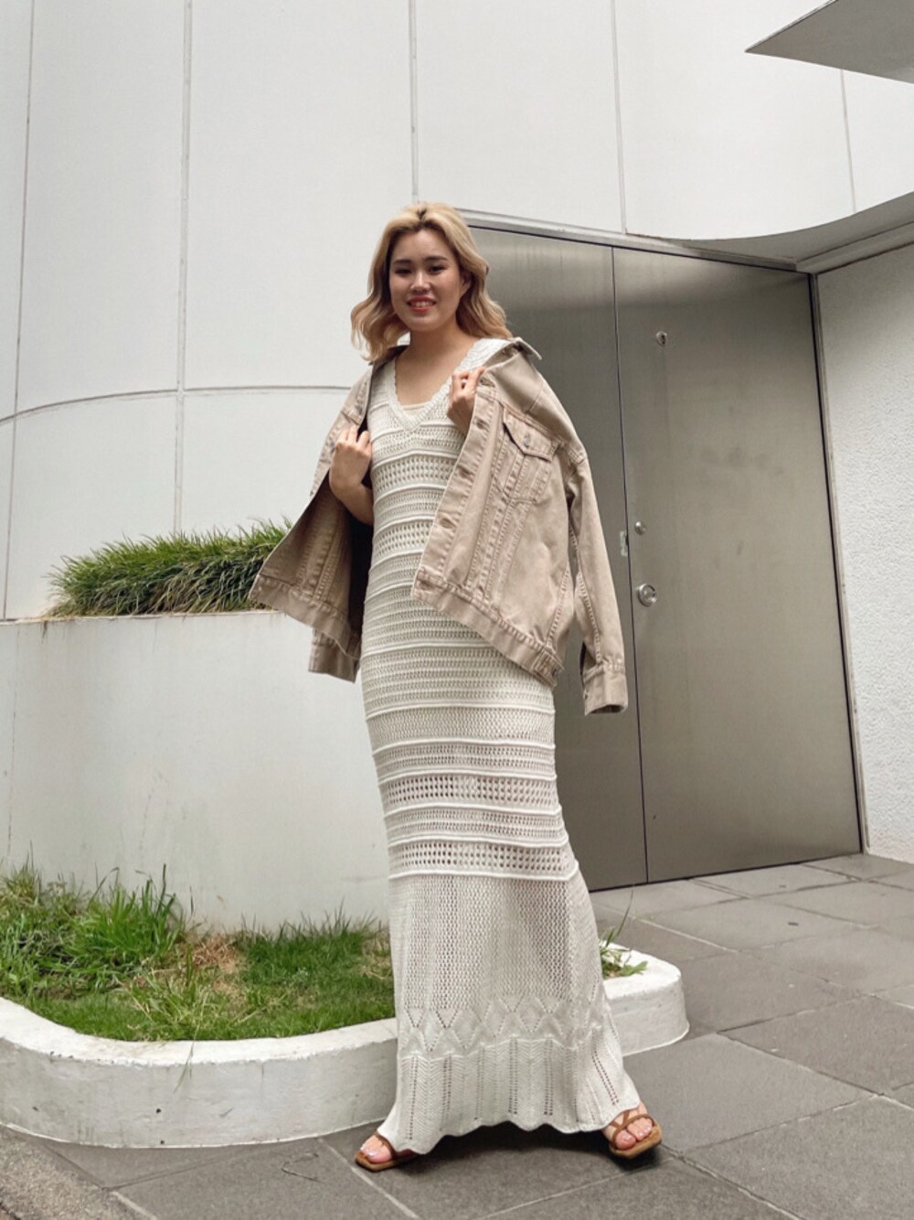 「EVRIS、選抜１、162cm、春コーデ、ロングワンピース、夏コーデ、ラメ、大人カジュアル、クリアヒール、ニットワンピ」｜「EVRISのラメクロシェニットワンピース（ワンピース、ホワイト系）」を使った、YUUKA さん（レディース・162cm）の春コーディネートの1枚目の写真