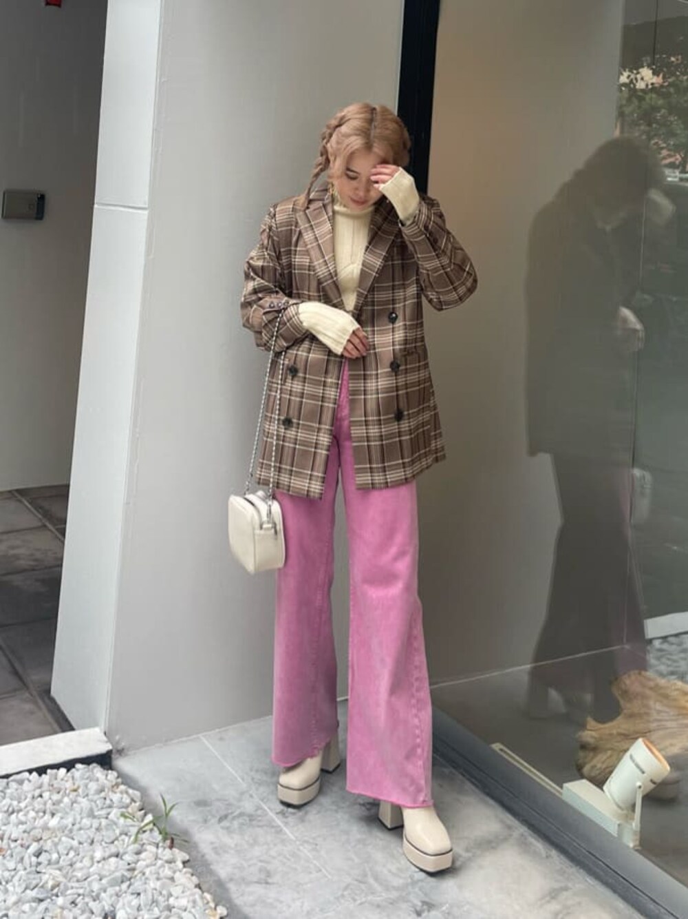 「ブラウン、ショート丈、ピンク、ニット、162cm、ジャケット、ワイドデニム、選抜１、MARK STYLER、EVRIS」｜「EVRISのタイトクロップドニットトップス【セットアップ着用可能】（ニット/セーター、ホワイト系）」を使った、YUUKA さん（レディース・162cm）の秋コーディネートの1枚目の写真
