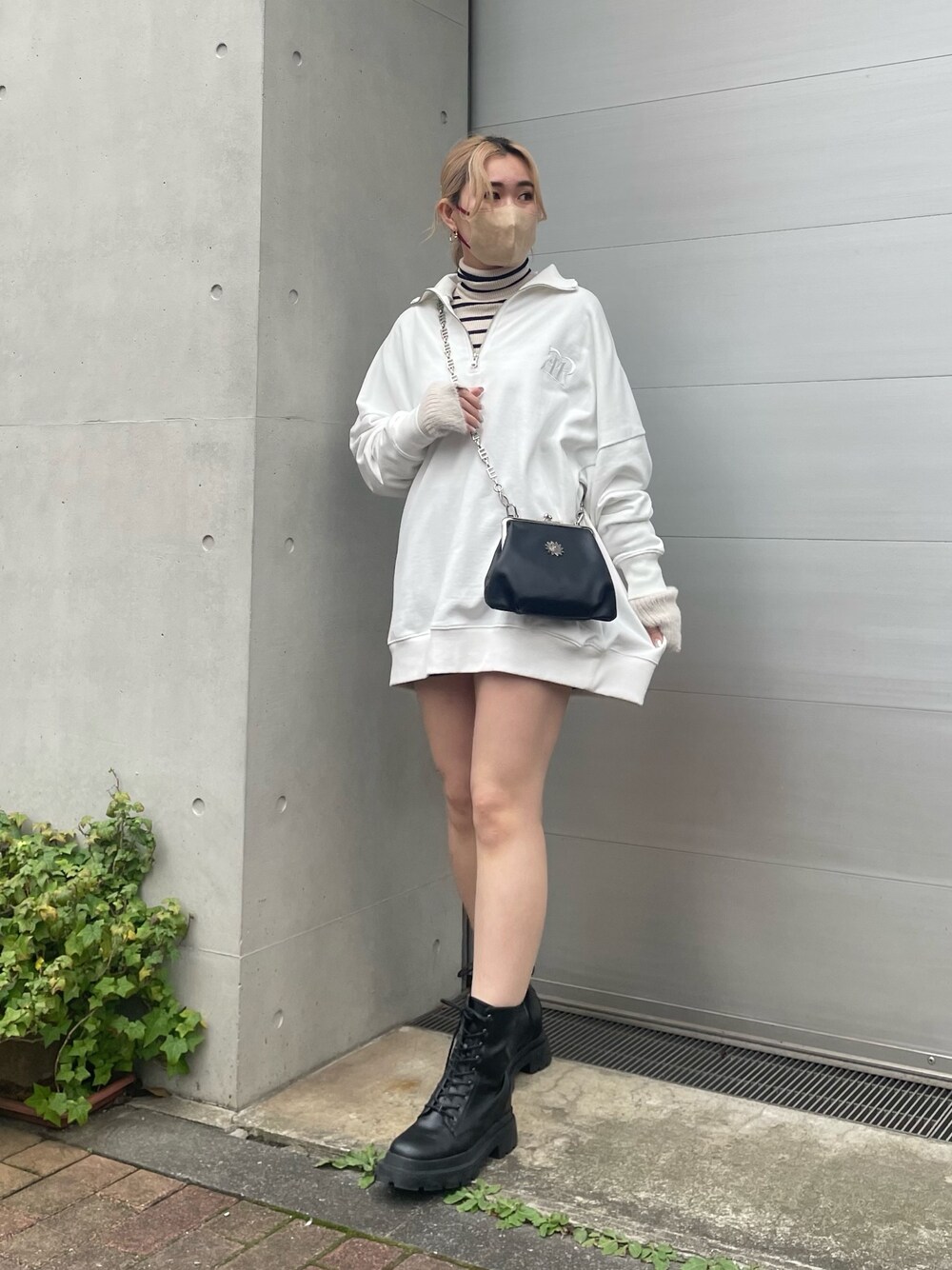 「冬コーデ、ストリート、UNIQLO、EVRIS、レイヤードスタイル、ボーダートップス、タートルネック、アームウォーマー、スウェット、トレーナー、ホワイトコーデ、マイベストコーデ2022、休日スタイル、ラフコーデ、がま口バッグ」｜「EVRISの【WEB限定】ハーフジップスウェットトップス（スウェット、ホワイト系）」を使った、YUUKA さん（レディース・162cm）の冬コーディネートの1枚目の写真