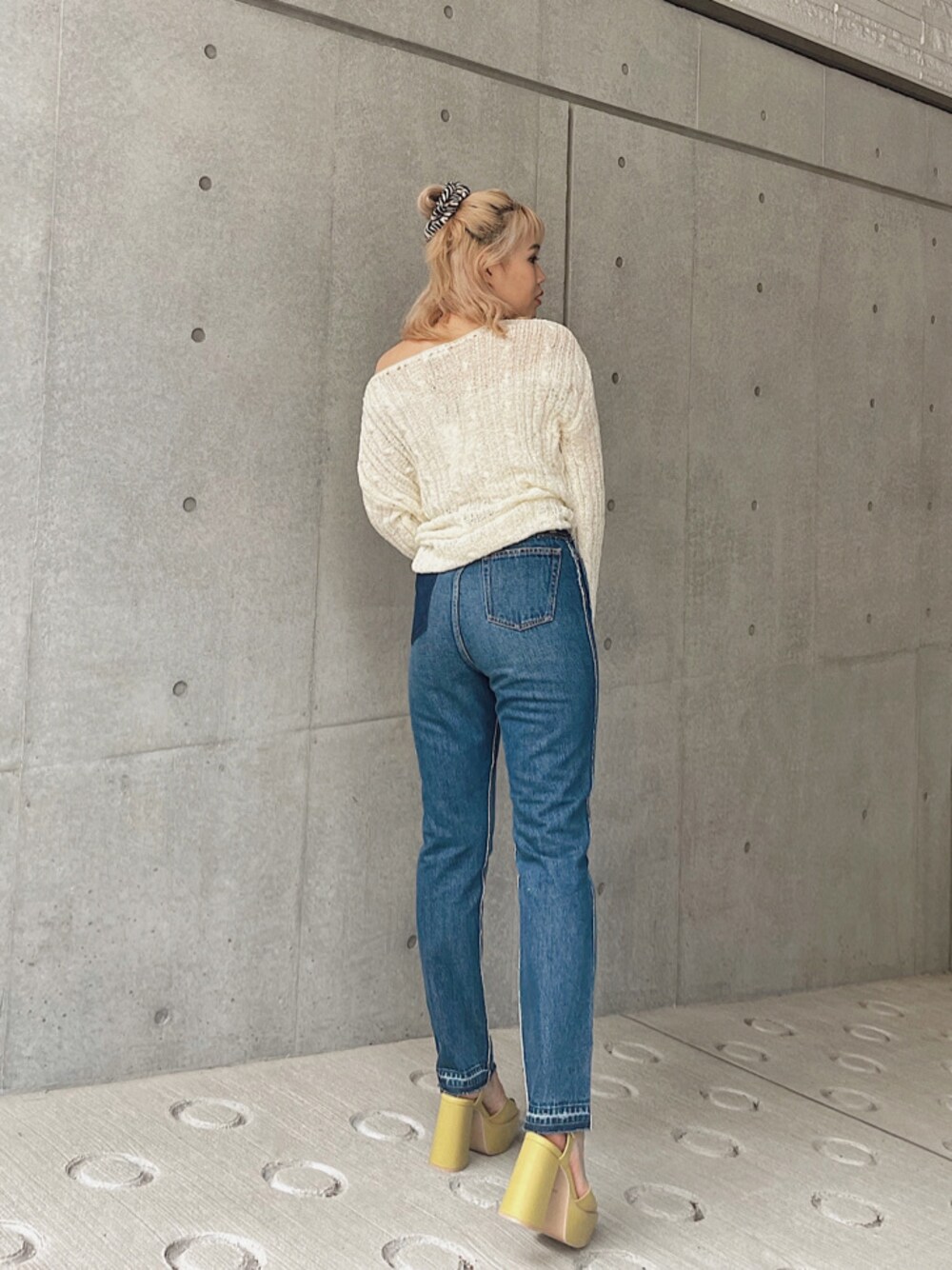「EVRIS、ケーブルニット、春コーデ、162cm、選抜、ニット、デニムコーデ、サンダル、ショルダーバッグ」｜「EVRISのプラットフォームストラップサンダル（サンダル、イエロー系）」を使った、YUUKA さん（レディース・162cm）の春コーディネートの1枚目の写真