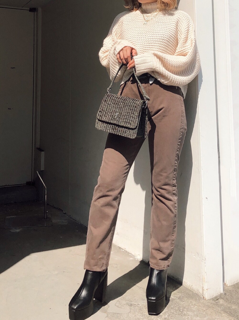 「EVRIS、デニムコーデ、ブラウンコーデ、秋コーデ、ブーツ、ブラウン、162cm、ケーブルニット、ニット、カーキ」｜「EVRISのメタルバックルフェイクレザーベルト（ベルト、ブラウン系）」を使った、YUUKA さん（レディース・162cm）の秋コーディネートの1枚目の写真