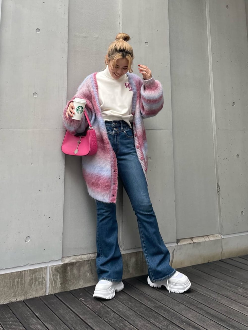 「秋コーデ、MARK STYLER、ピンク、選抜１、162cm、EVRIS、ニットカーディガン」｜「EVRISのERロゴハイネックスウェットトップス（スウェット、ホワイト系）」を使った、YUUKA さん（レディース・162cm）の秋コーディネートの1枚目の写真