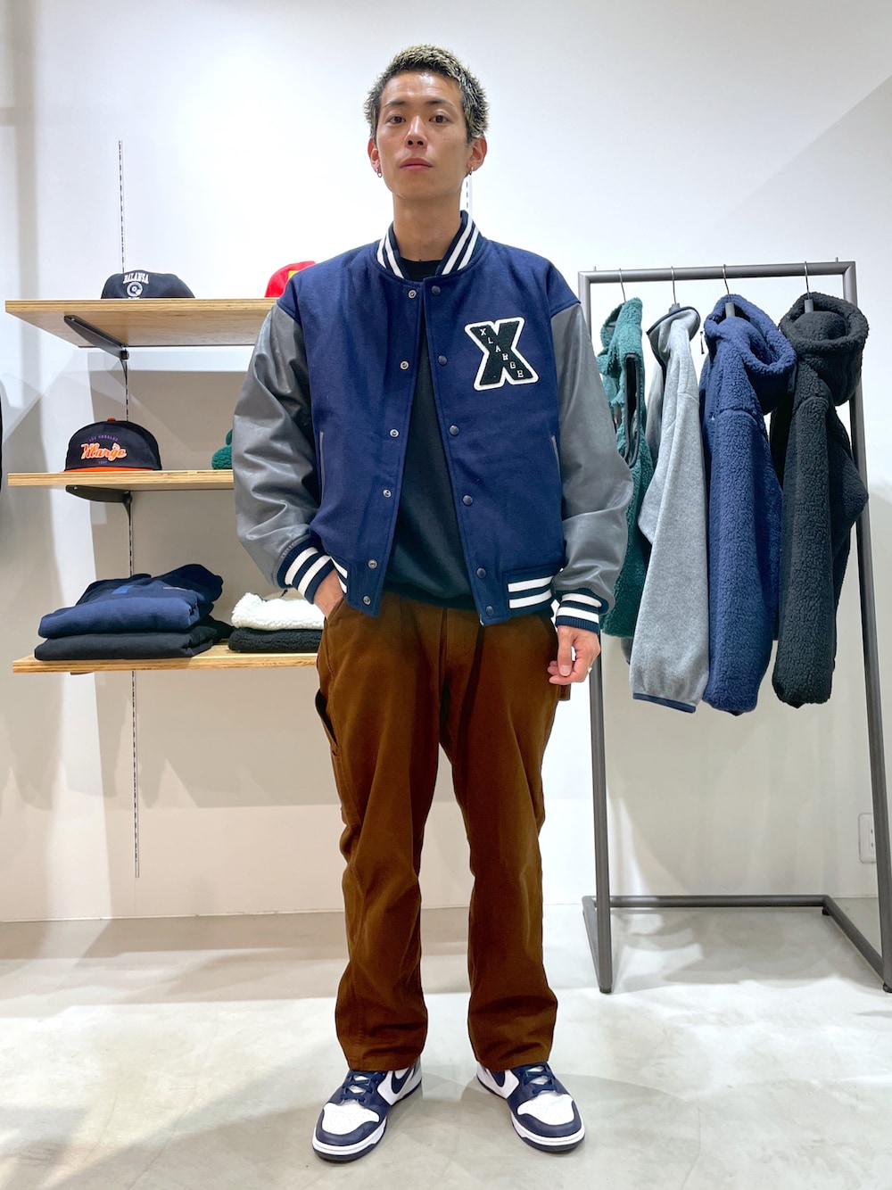 「スタジャン、XLARGE、エクストララージ」｜「XLARGEのEMBROIDERY PAINTER PANTS（その他パンツ、ブラウン系）」を使った、塩田裕典さん（メンズ・173cm）の秋コーディネートの1枚目の写真