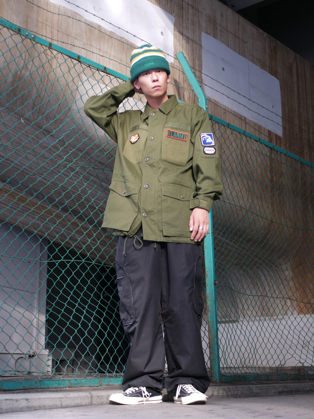 「ラブアンドピース2021、XLARGE、エクストララージ」｜「XLARGEのSTRIPED BEANIE（キャップ、グリーン系）」を使った、塩田裕典さん（メンズ・173cm）の秋コーディネートの1枚目の写真