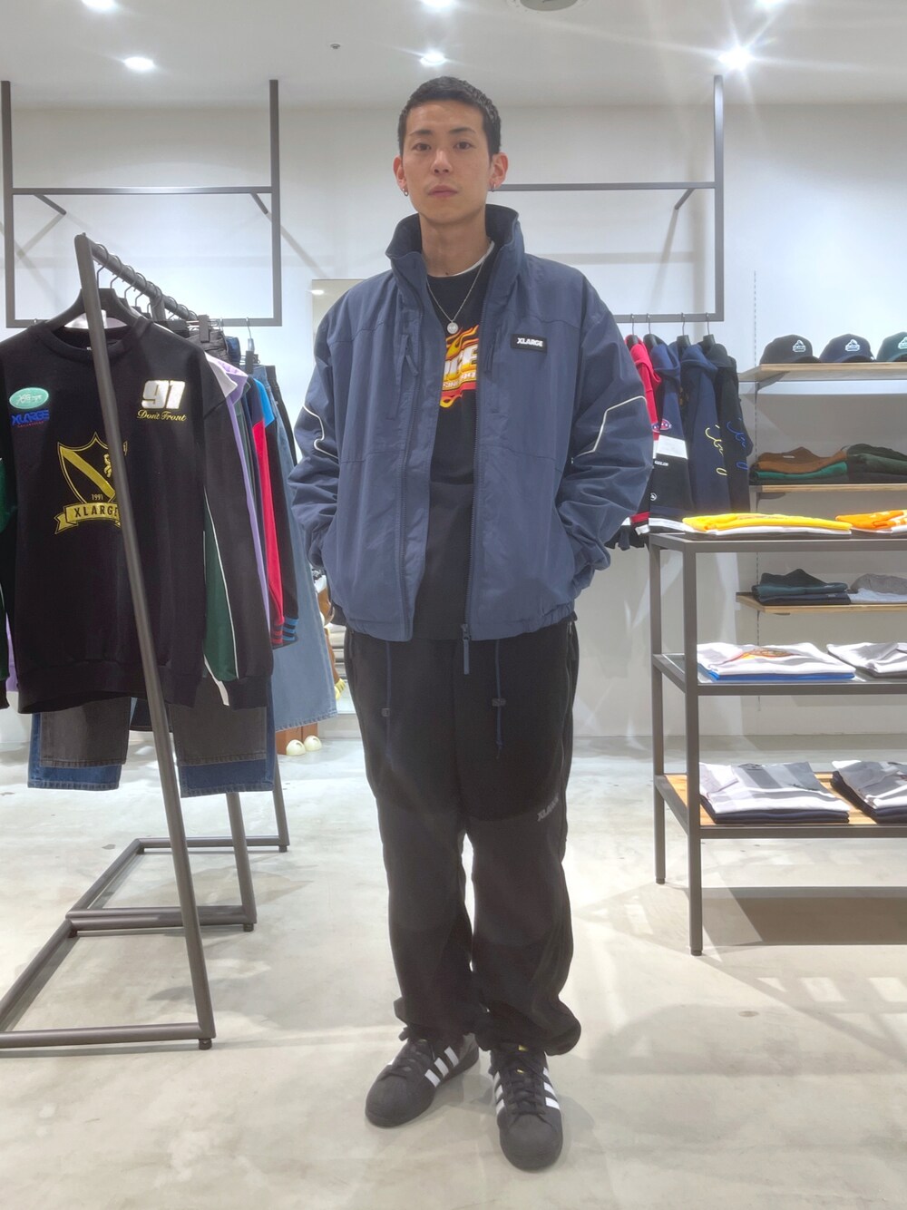 「エクストララージ、XLARGE」｜「XLARGEのMULTI ZIP JACKET（ブルゾン、ブルー系）」を使った、塩田裕典さん（メンズ・173cm）の冬コーディネートの1枚目の写真