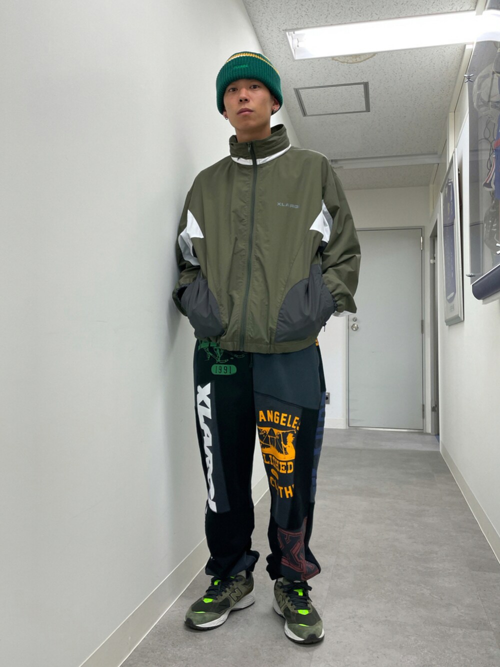 「XLARGE、エクストララージ、秋コーデ、ラブアンドピース2021」｜「XLARGEのPATCHWORK SWEAT PANTS（その他パンツ、グレー系）」を使った、塩田裕典さん（メンズ・173cm）の秋コーディネートの1枚目の写真