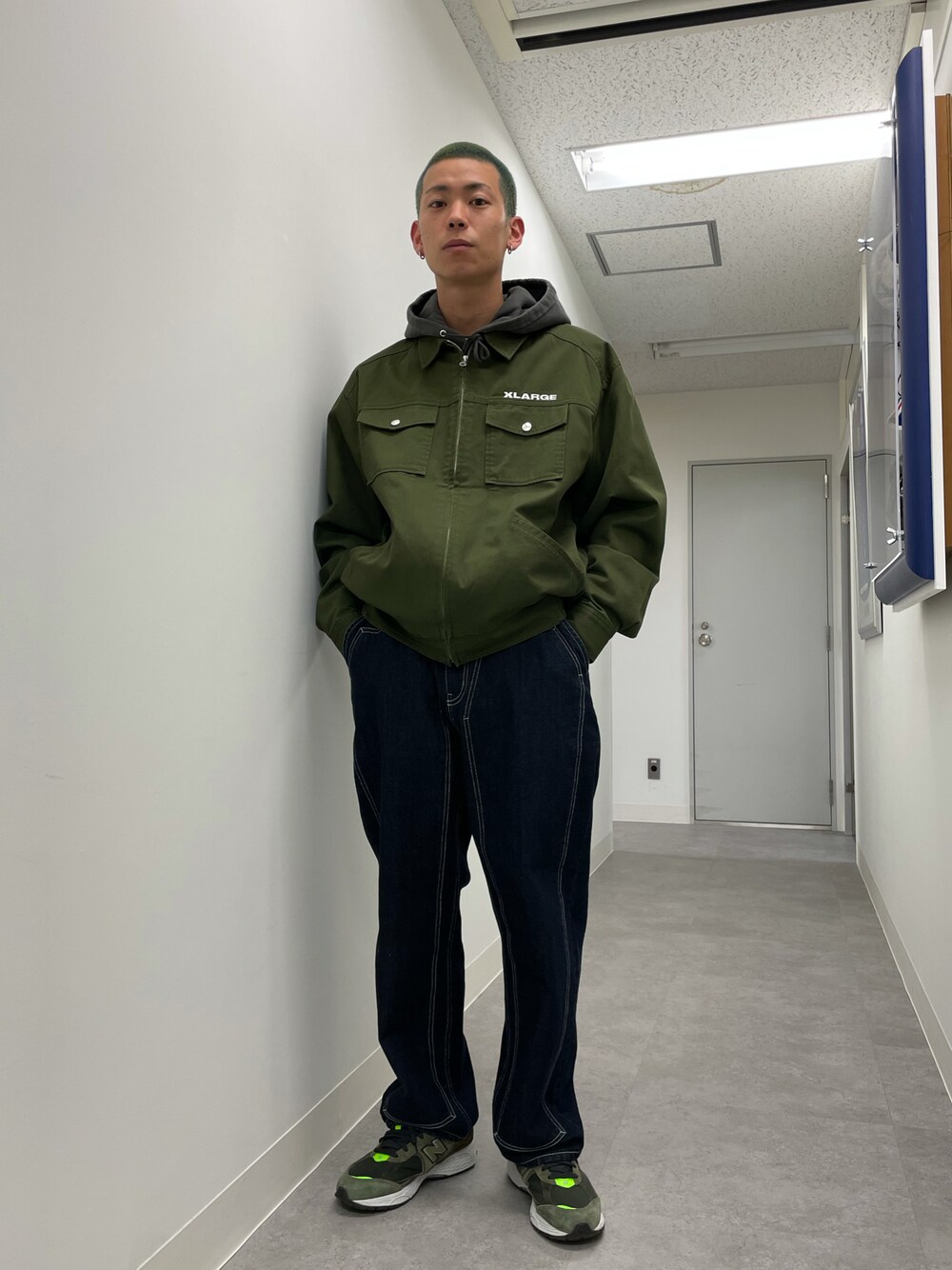 「エクストララージ、XLARGE、ラブアンドピース2021、秋コーデ」｜「XLARGEのPATCHED DOUBLEKNEE PANTS（その他パンツ、ブルー系）」を使った、塩田裕典さん（メンズ・173cm）の秋コーディネートの1枚目の写真