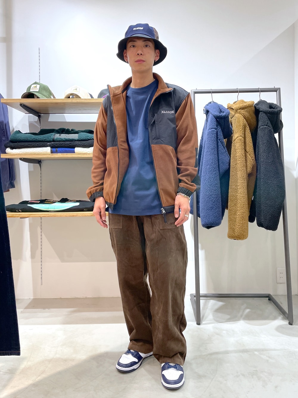 「エクストララージ、グラミチ、コラボ」｜「XLARGEのPATCHED L/S POCKET TEE（Tシャツ/カットソー、ブルー系）」を使った、塩田裕典さん（メンズ・173cm）の秋コーディネートの1枚目の写真