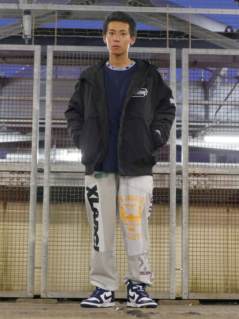 「XLARGE、エクストララージ、秋コーデ、ラブアンドピース2021」｜「XLARGEのPATCHWORK SWEAT PANTS（その他パンツ、グレー系）」を使った、塩田裕典さん（メンズ・173cm）の秋コーディネートの1枚目の写真