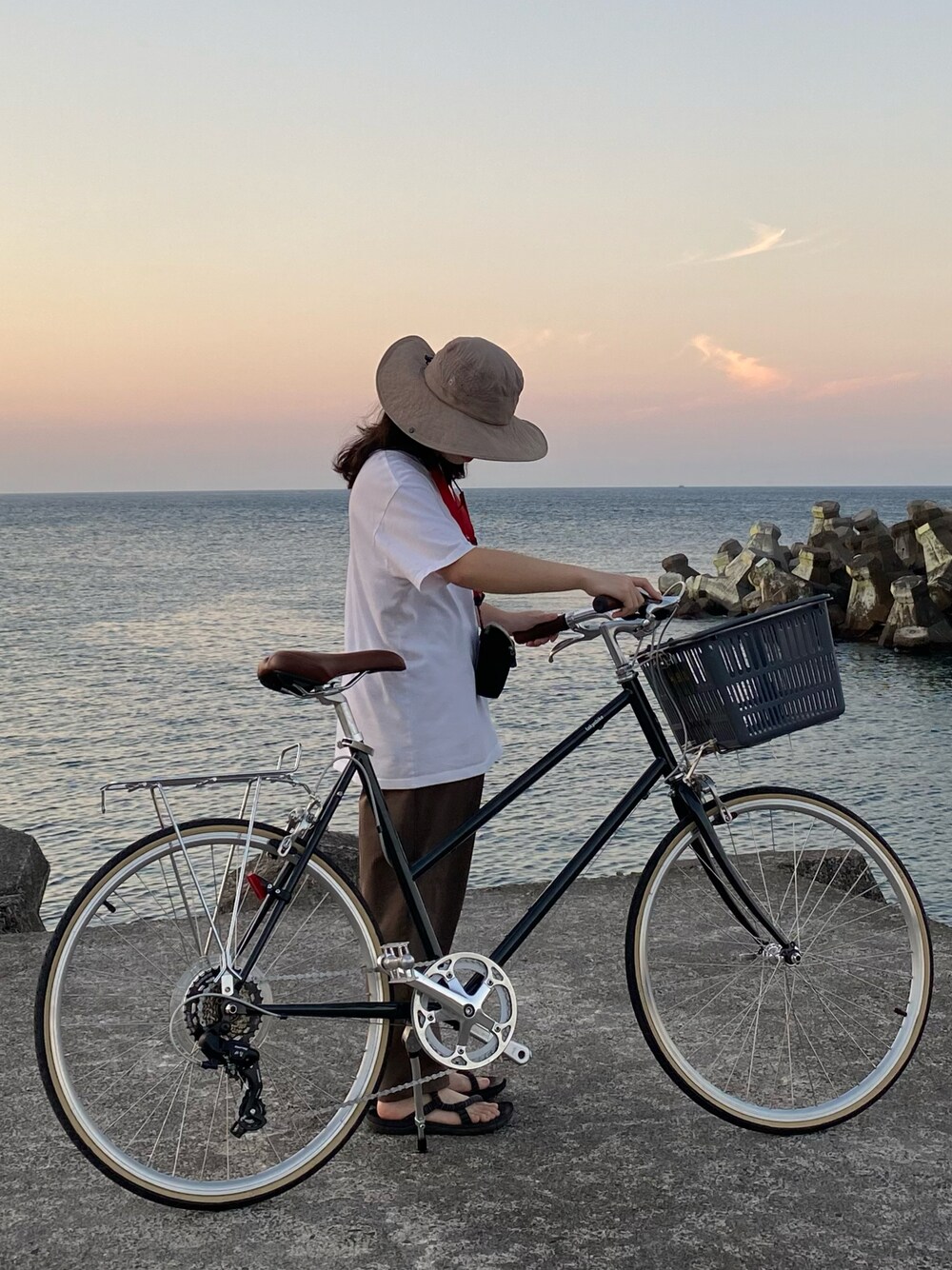 「夕陽、海邊、燈塔、休閒、腳踏車、chill、vibe、bike」｜「coenのリラックスフィットベーシックTシャツ（Tシャツ/カットソー、ホワイト系）」を使った、よう ʏ ᴇ ʜさん（レディース・150cm）の夏コーディネートの1枚目の写真