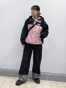 「アイテム（マウンテンパーカー）」を使った、森日菜子さん（レディース・154cm）の秋コーディネート