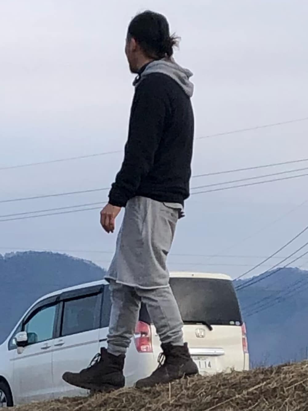「冬コーデ」｜「VAPORIZEのアイテム（スウェット、ブラック系）」を使った、joxarさん（メンズ・169cm）の冬コーディネートの1枚目の写真