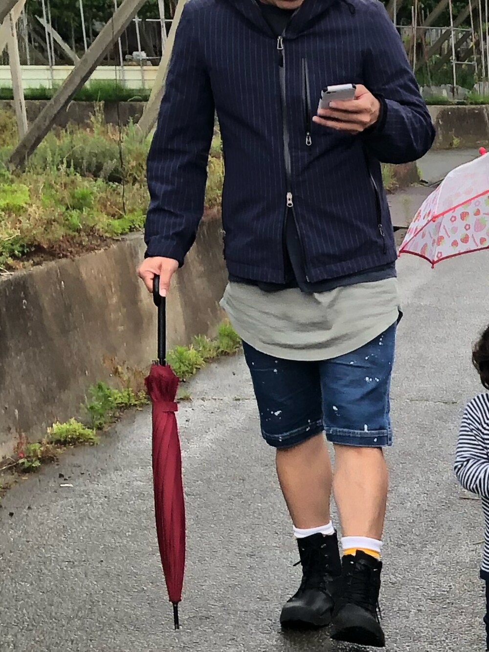 「SHIPSのアイテム（ナイロンジャケット、ブルー系）」を使った、joxarさん（メンズ・169cm）の春コーディネートの1枚目の写真
