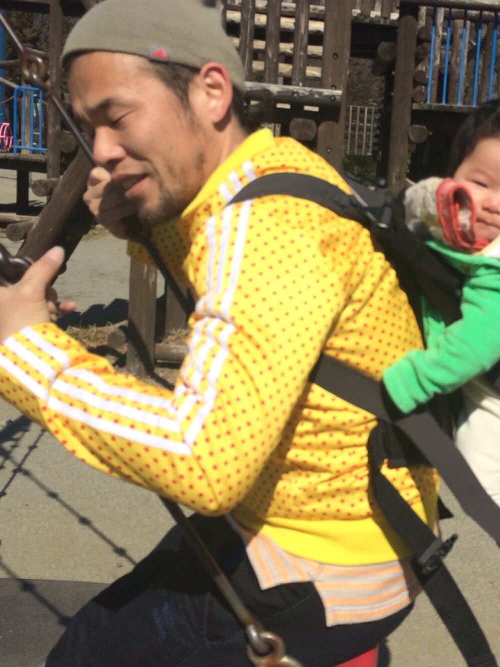 「adidas Originalsのアイテム（スタジャン、イエロー系）」を使った、joxarさん（メンズ・169cm）の春コーディネートの1枚目の写真