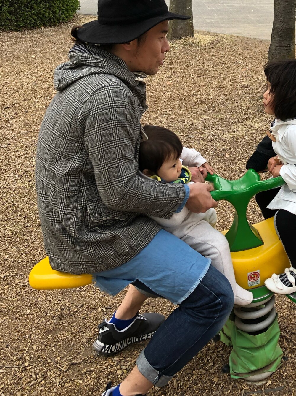 「RACALのアイテム（ハット、ブラック系）」を使った、joxarさん（メンズ・169cm）の春コーディネートの1枚目の写真