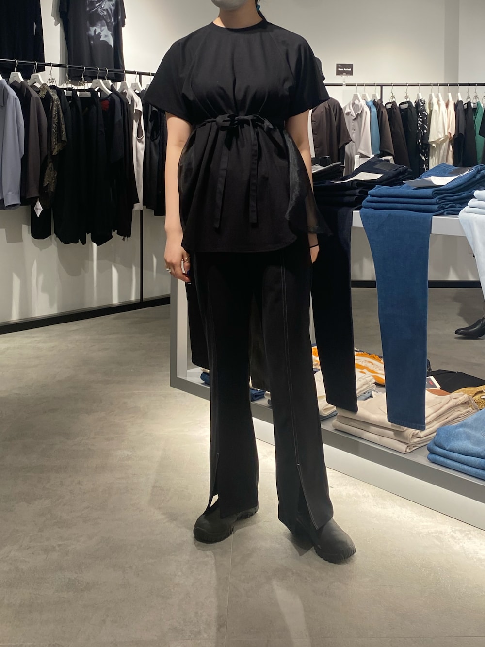 ブラック系のTシャツ/カットソー、ブラック系のスラックスを着用したレディースの夏コーディネートの1枚目の写真