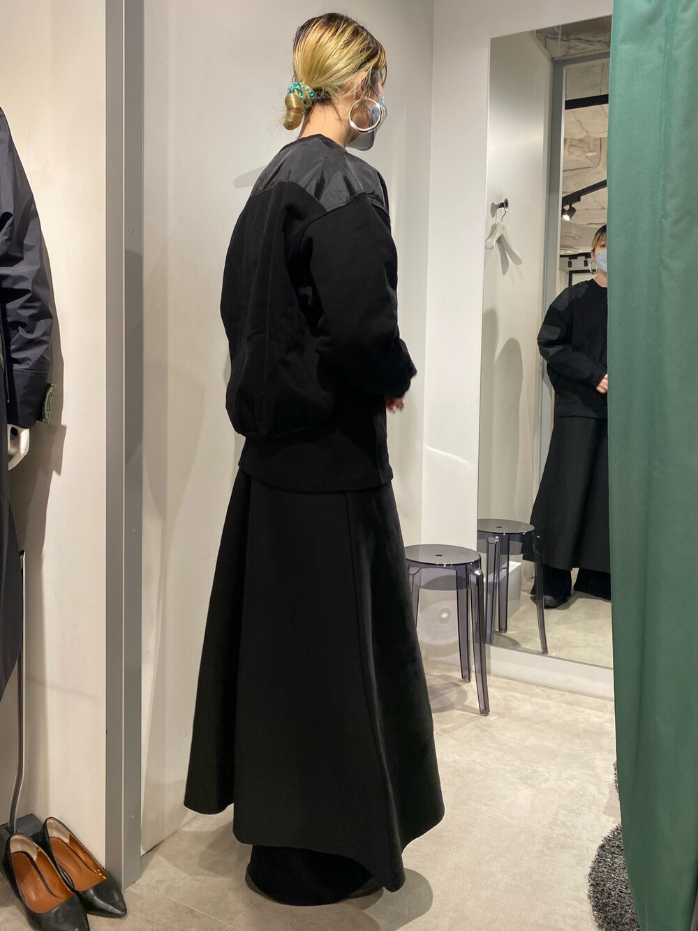 「秋服、オトナカジュアル、オトナ女子、パンツコーデ、大人コーデ、大人かわいい、秋色コーデ、オーバーサイズ、高身長女子、高身長コーデ、高身長、モード、モードストリート、モード系、オールブラック」｜「Lui'sのミリタリーデザイン裏毛プルオーバー（スウェット、ブラック系）」を使った、2a1さん（レディース・170cm）の秋コーディネートの1枚目の写真