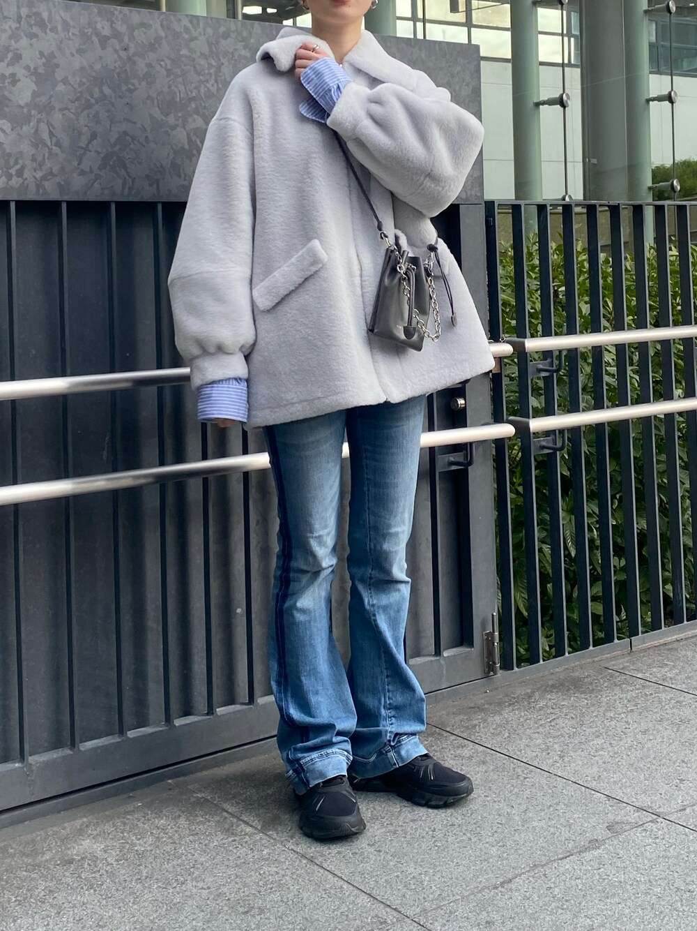 「カジュアル、秋冬コーデ、オトナ女子、大人コーデ、お出かけコーデ、ootd、お洒落さんとつながりたい、大人カジュアル、高身長女子」｜「Lui'sのフェイクボアオーバージャケット（ブルゾン、グレー系）」を使った、2a1さん（レディース・170cm）の冬コーディネートの1枚目の写真