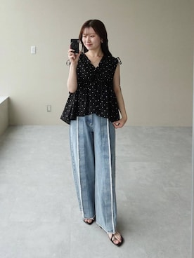 「mysty woman（ミスティウーマン）のドットギャザーVネックフリルノースリーブ　1054490（シャツ/ブラウス、ブラック系）」を使った、MiOさん（レディース・155cm）の夏コーディネート