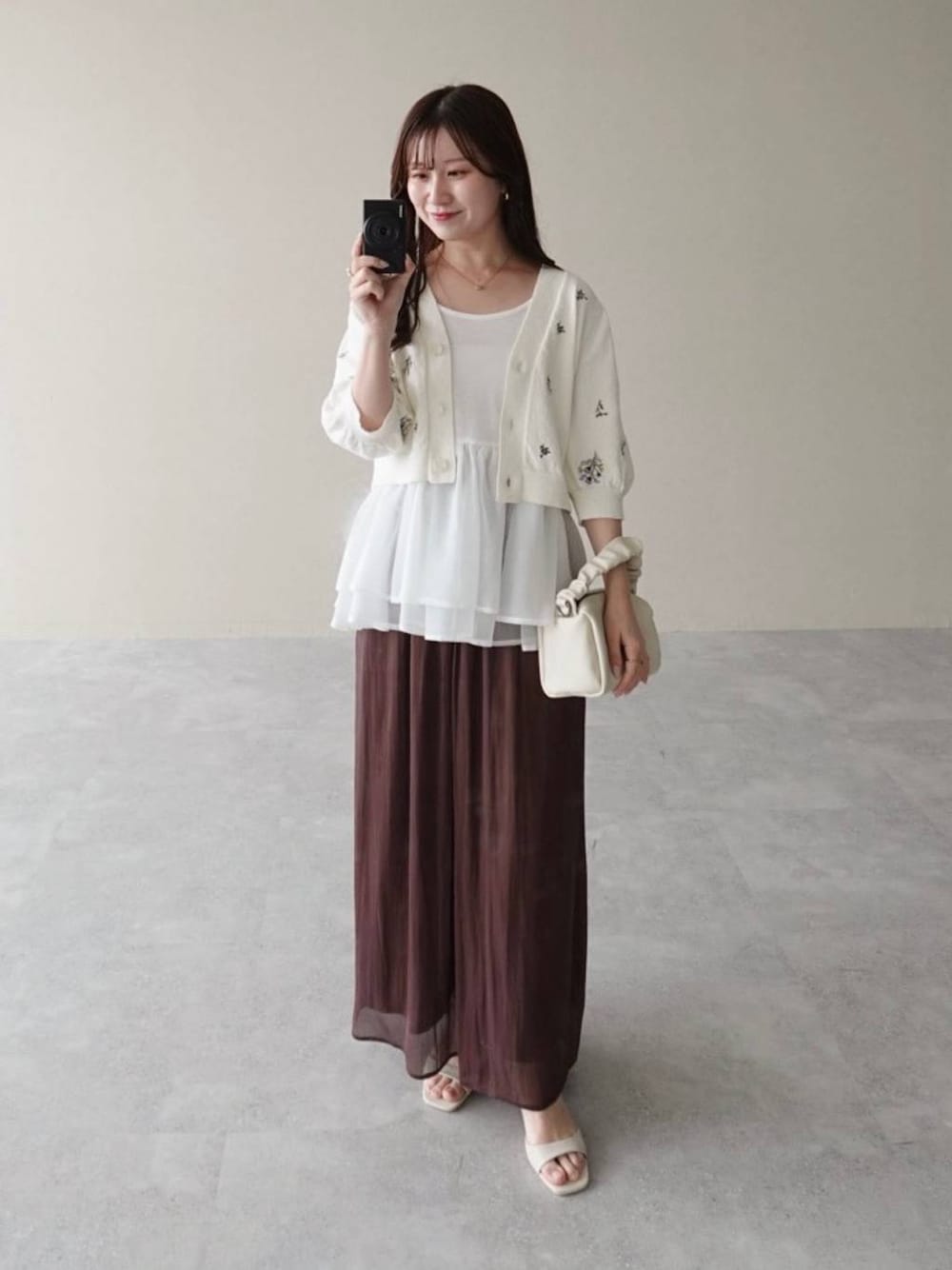 ブルー系のニット/セーター、ブラウン系のその他パンツ、ホワイト系のカーディガン/ボレロを着用したレディースの夏コーディネートの1枚目の写真