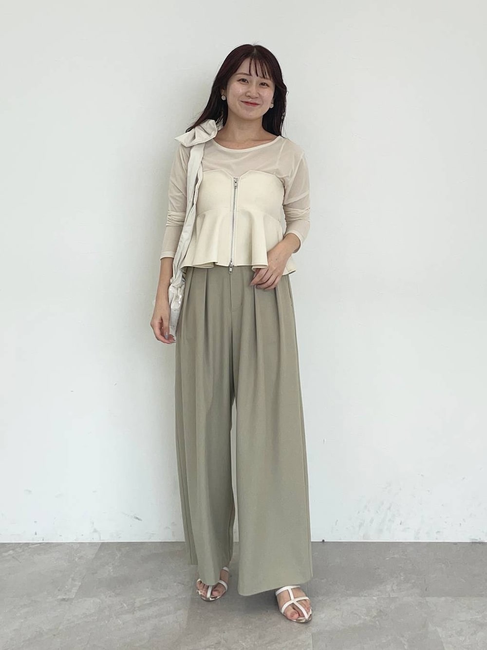 ホワイト系のショルダーバッグ、ホワイト系のスカート、ホワイト系のサンダルを着用したレディースの夏コーディネートの1枚目の写真