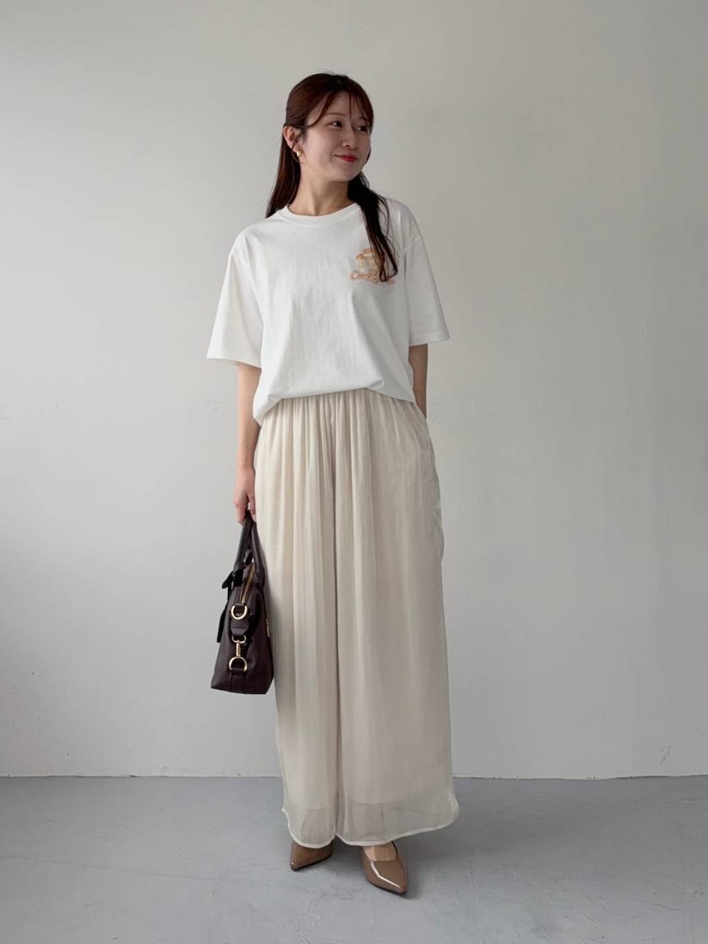 ホワイト系のその他パンツ、ホワイト系のTシャツ/カットソー、ブラウン系のボストンバッグを着用したレディースの夏コーディネートの1枚目の写真