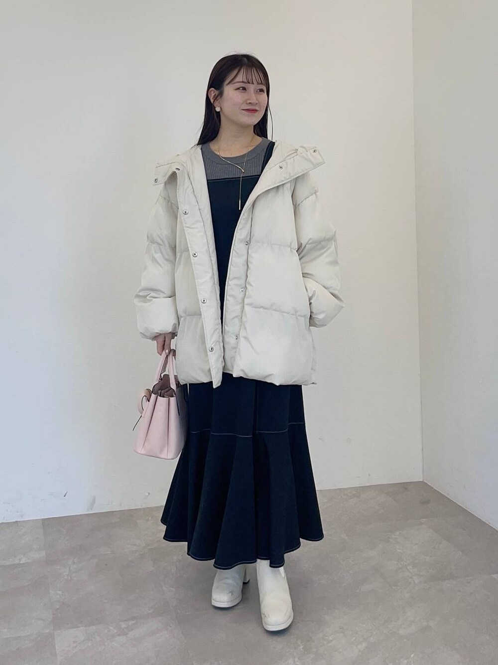 「フェミニン、低身長、モテ、デート/ロマンティック、mysty woman、ブルゾン、ニット、ワンピース、ブーツ、ショートブーツ」｜「mysty womanのニットストームショートブーツ　143358（ブーツ、ホワイト系）」を使った、MiOさん（レディース・155cm）の冬コーディネートの1枚目の写真