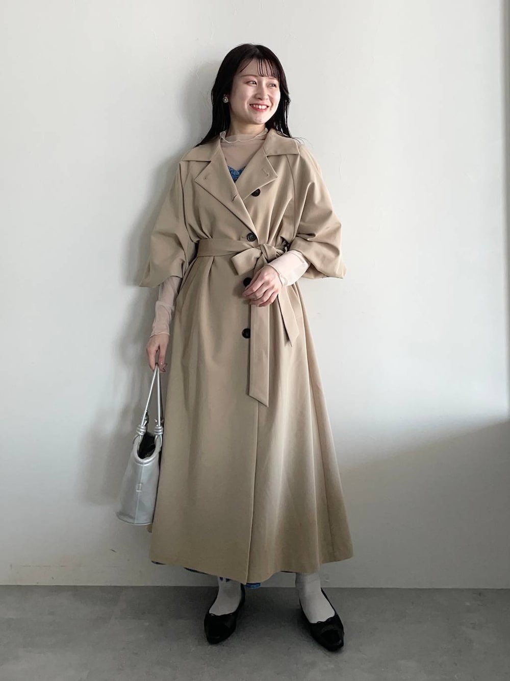 ブラック系のバレエシューズ、ホワイト系のTシャツ/カットソー、ブルー系のワンピースを着用したレディースの春コーディネートの1枚目の写真