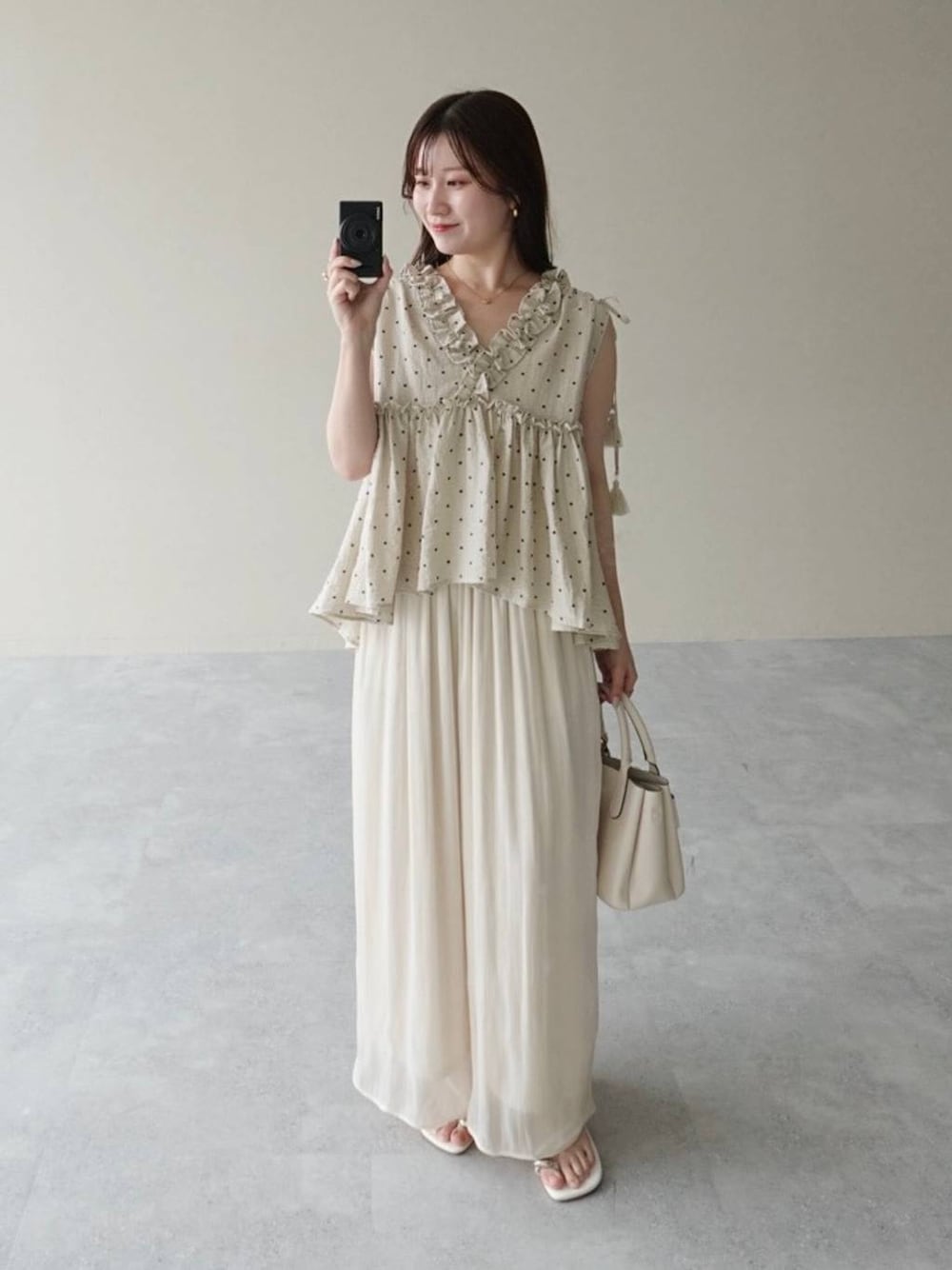 ホワイト系のその他パンツ、ベージュ系のシャツ/ブラウス、ホワイト系のショルダーバッグを着用したレディースの夏コーディネートの1枚目の写真