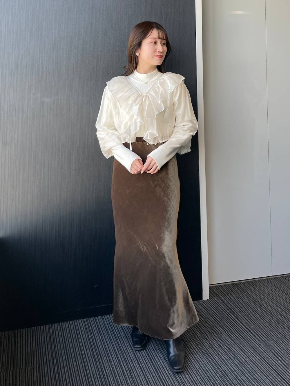 ブラウン系のスカート、ホワイト系のシャツ/ブラウス、ゴールド系のネックレスを着用したレディースの秋コーディネートの1枚目の写真