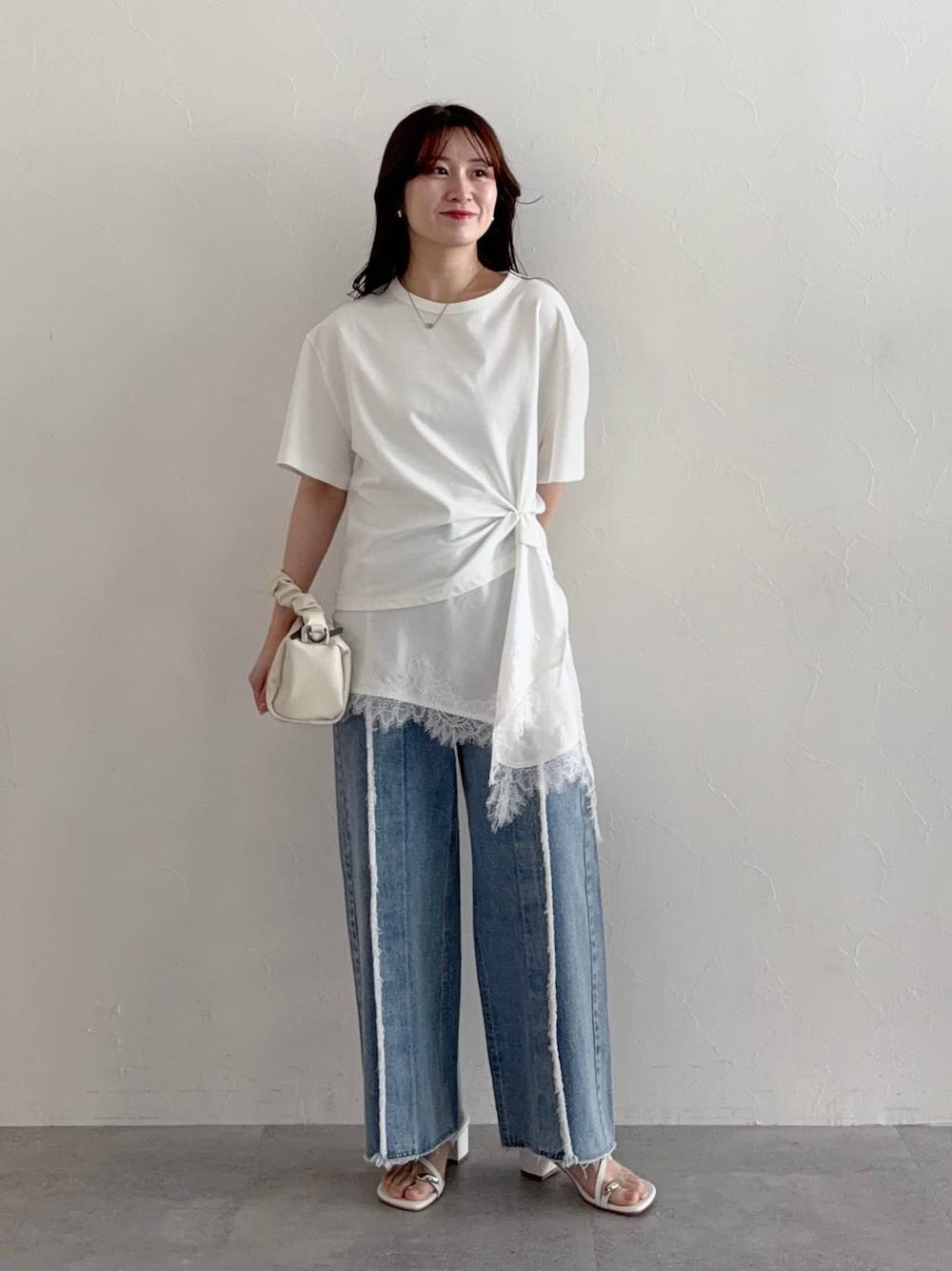 ホワイト系のTシャツ/カットソー、ホワイト系のショルダーバッグ、ホワイト系のサンダルを着用したレディースの夏コーディネートの1枚目の写真