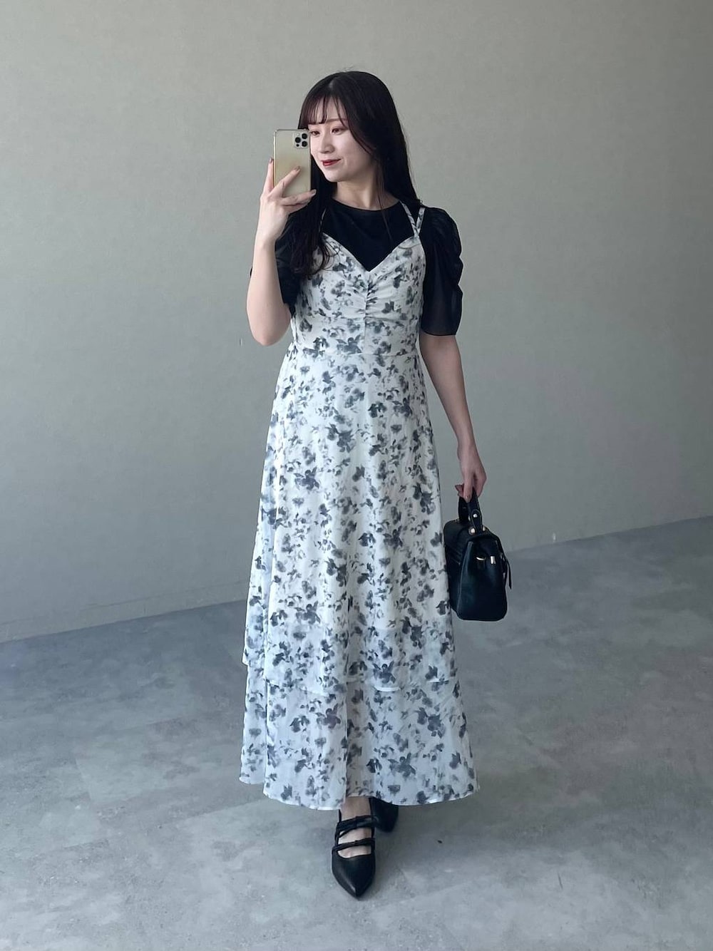 「モテ、デート/ロマンティック、mysty woman、キャミワンピース、パンプス、夏コーデ、フェミニン、低身長」｜「mysty womanのラメシアーギャザースリーブプルオーバー　453391（Tシャツ/カットソー、ブラック系）」を使った、MiOさん（レディース・155cm）の春コーディネートの1枚目の写真